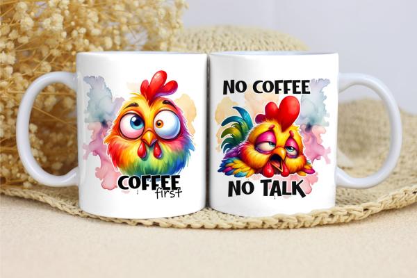 Zwei weiße Kaffeebecher mit lustigen Hühnerdesigns und humorvollen Texten: 'Coffee first' und 'No coffee, no talk', präsentiert auf natürlichem Hintergrund. Perfekt für Kaffeeliebhaber mit Sinn für Humor.